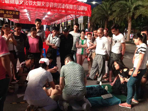 义诊现场医生演示心肺复苏急救方法和流程